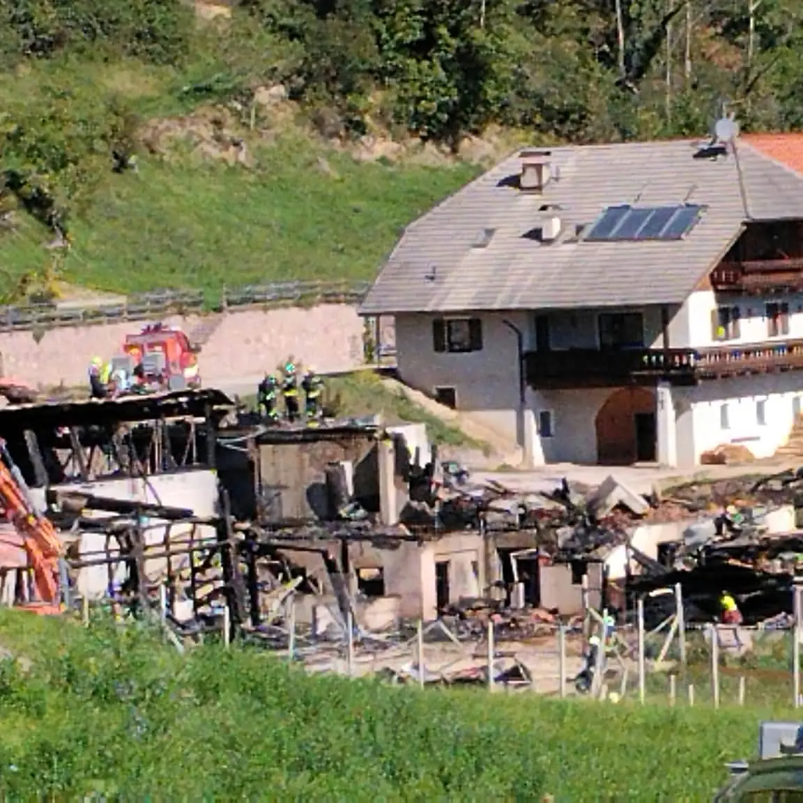 Incendio al maso sul Renon, non si trova una persona: sono in corso le ricerche