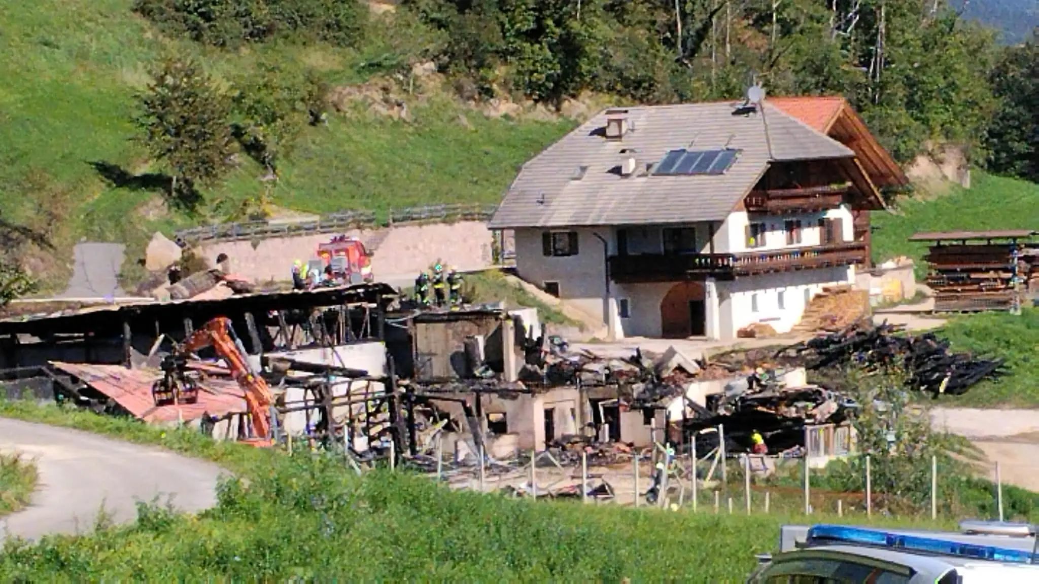 Incendio al maso sul Renon, non si trova una persona: sono in corso le ricerche