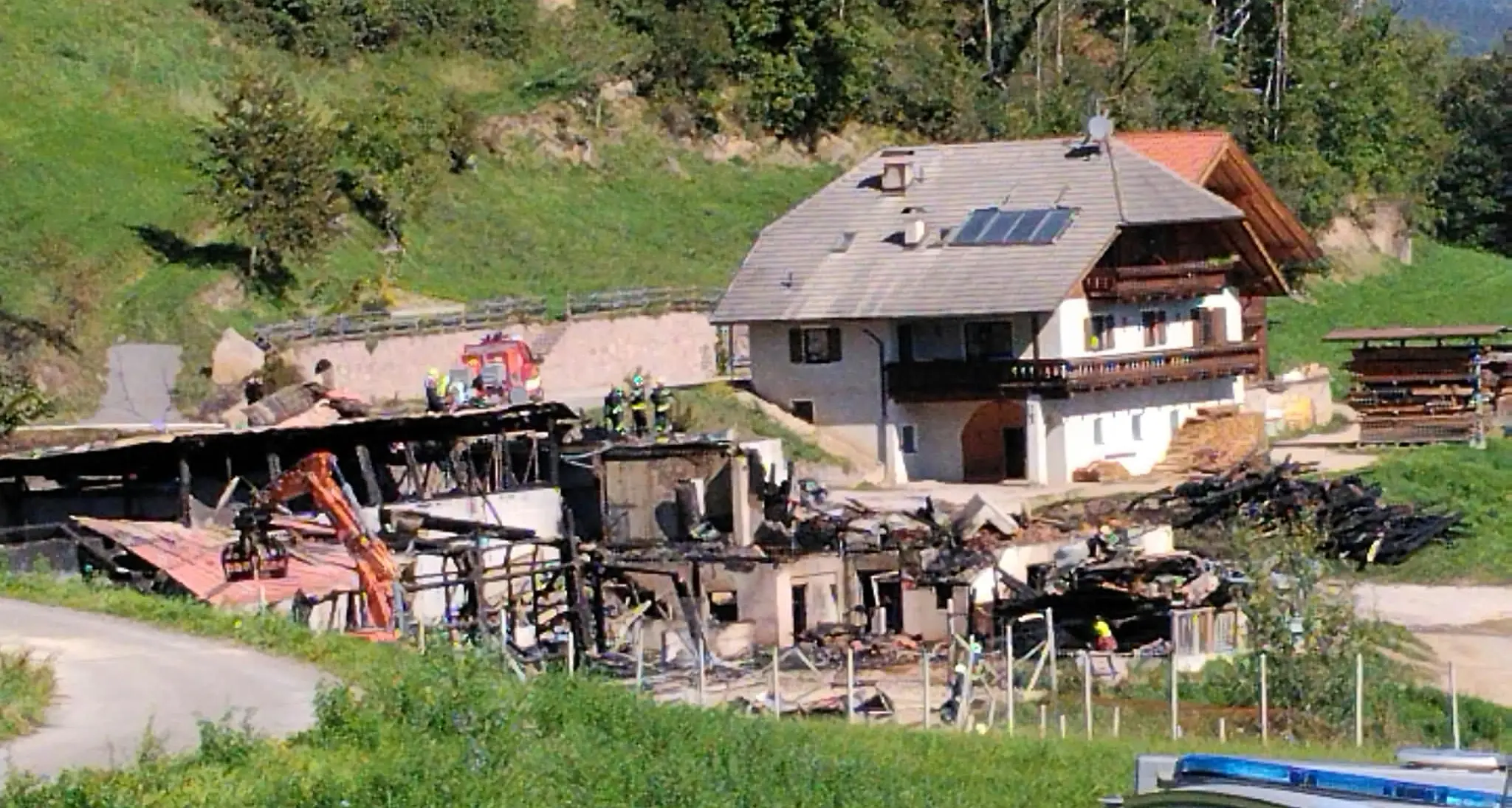 Incendio al maso sul Renon, non si trova una persona: sono in corso le ricerche