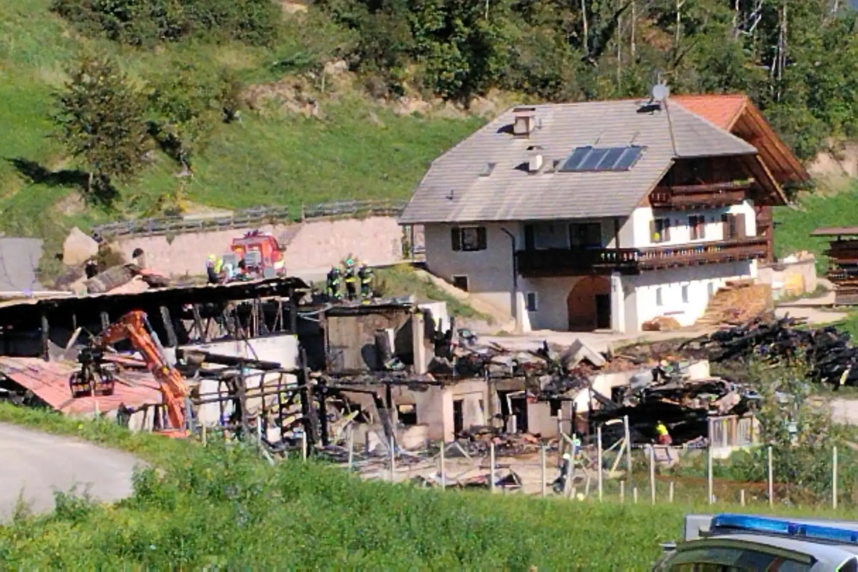 Incendio al maso sul Renon, non si trova una persona: sono in corso le ricerche