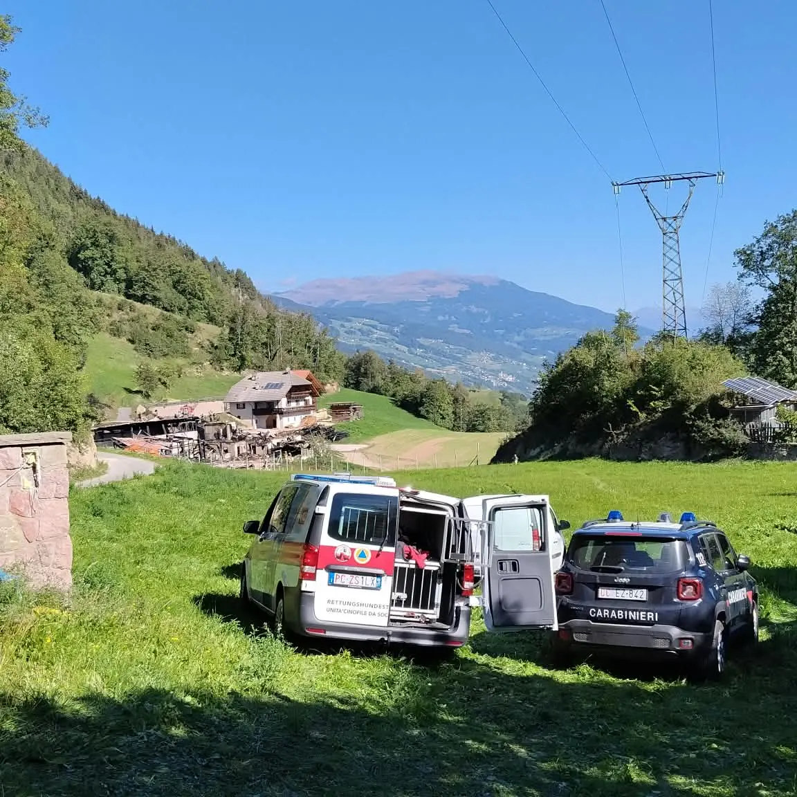 Incendio al maso sul Renon, si scava tra le macerie: un componente della famiglia risulta ancora disperso
