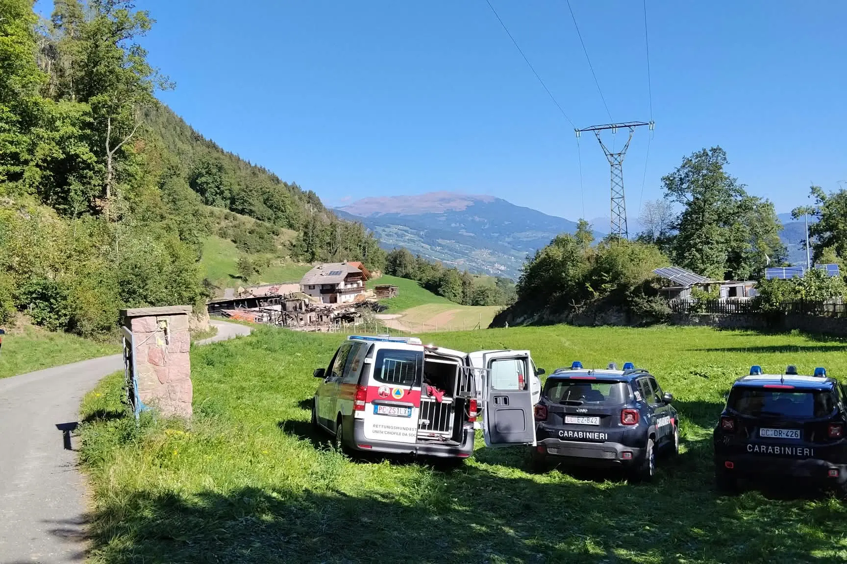 Incendio al maso sul Renon, si scava tra le macerie: un componente della famiglia risulta ancora disperso