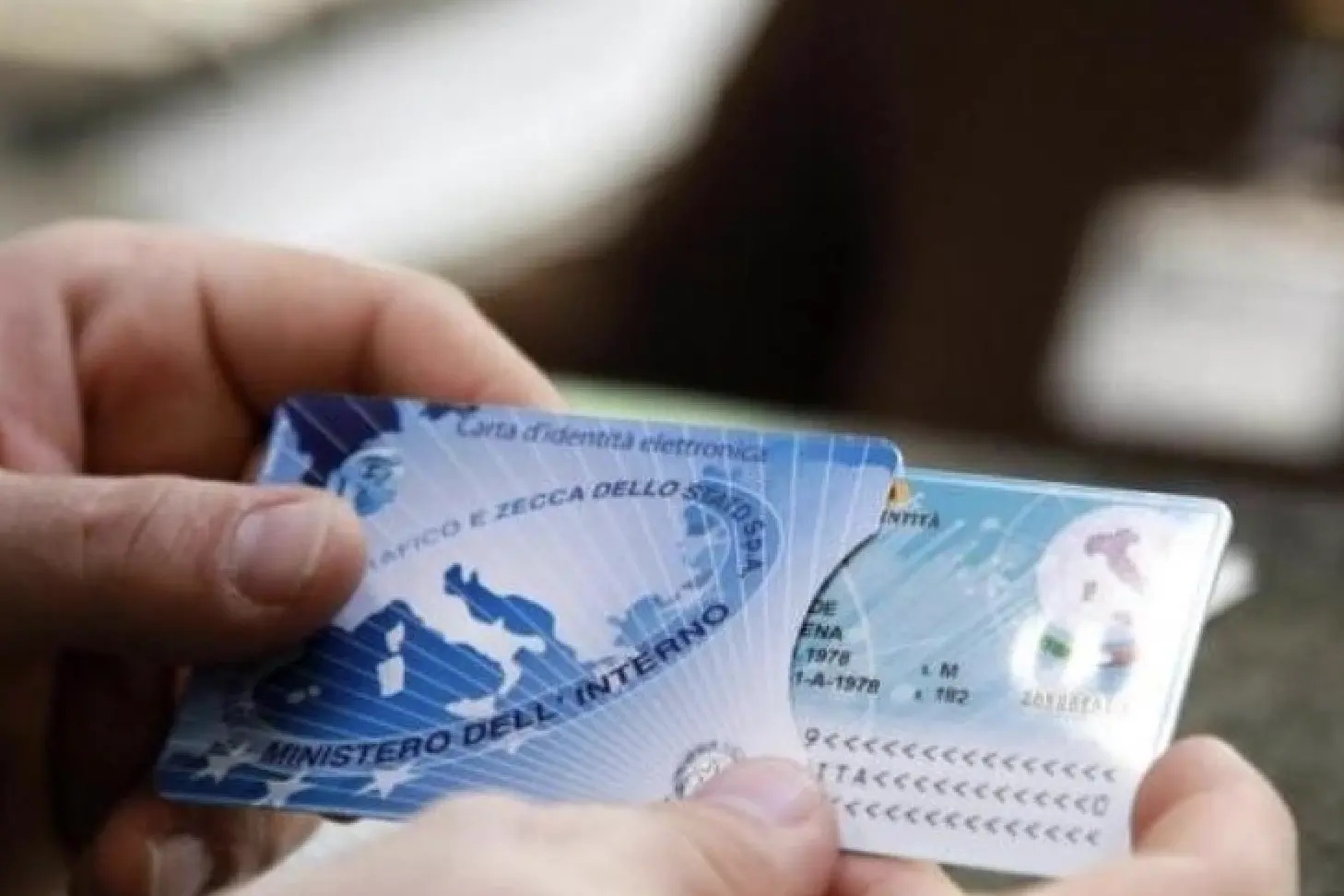 Bolzano, ancora 3.248 carte d’identità cartacee da sostituire: già rilasciate oltre 17mila Cie