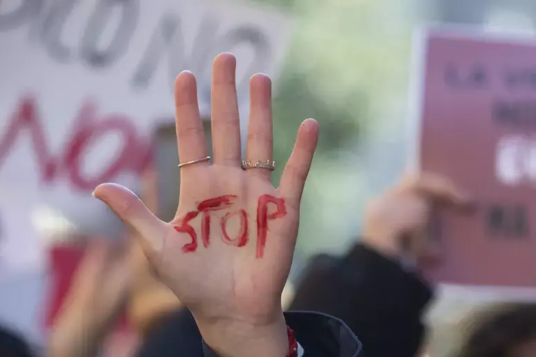 Maltrattamenti, la Cassazione: tutela anche per il partner extraconiugale