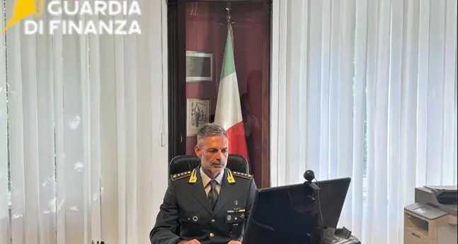 Bolzano, la nuova truffa dei falsi finanzieri. I consigli: «Non uscite di casa e non date informazioni»