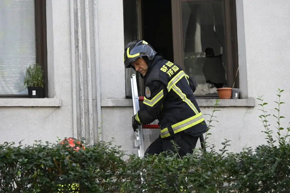 Bolzano, incendio in un appartamento di via Mayr: vigili in azione