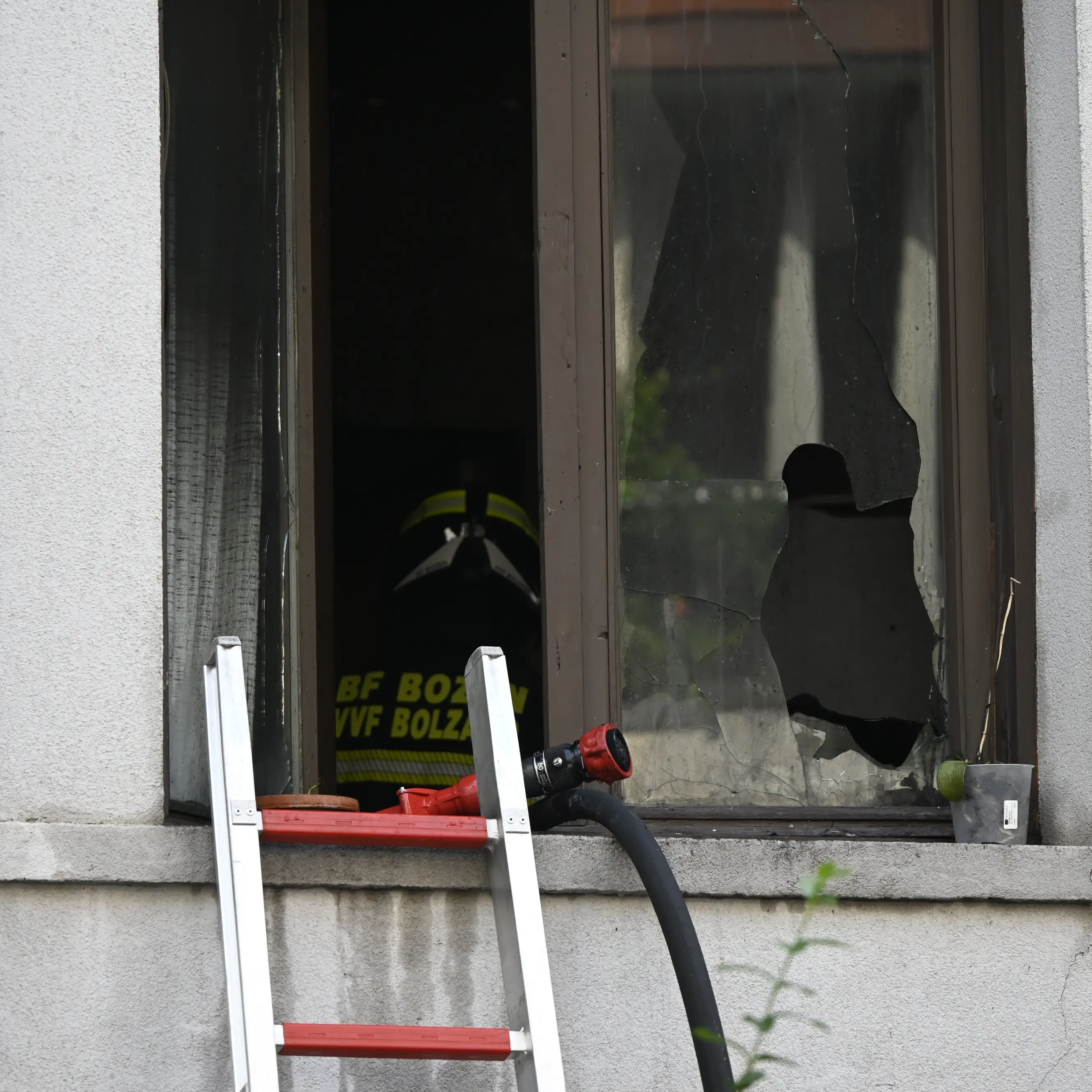 Bolzano, incendio in un appartamento in via Peter Mayr: a fuoco la cucina, famiglia salva