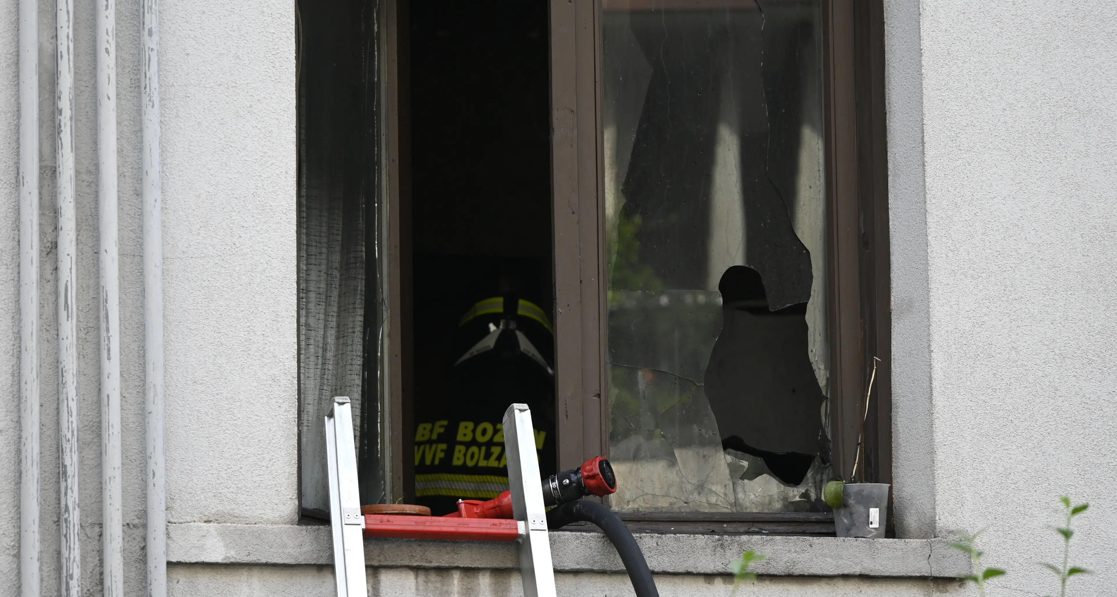 Bolzano, incendio in un appartamento in via Peter Mayr: a fuoco la cucina, famiglia salva