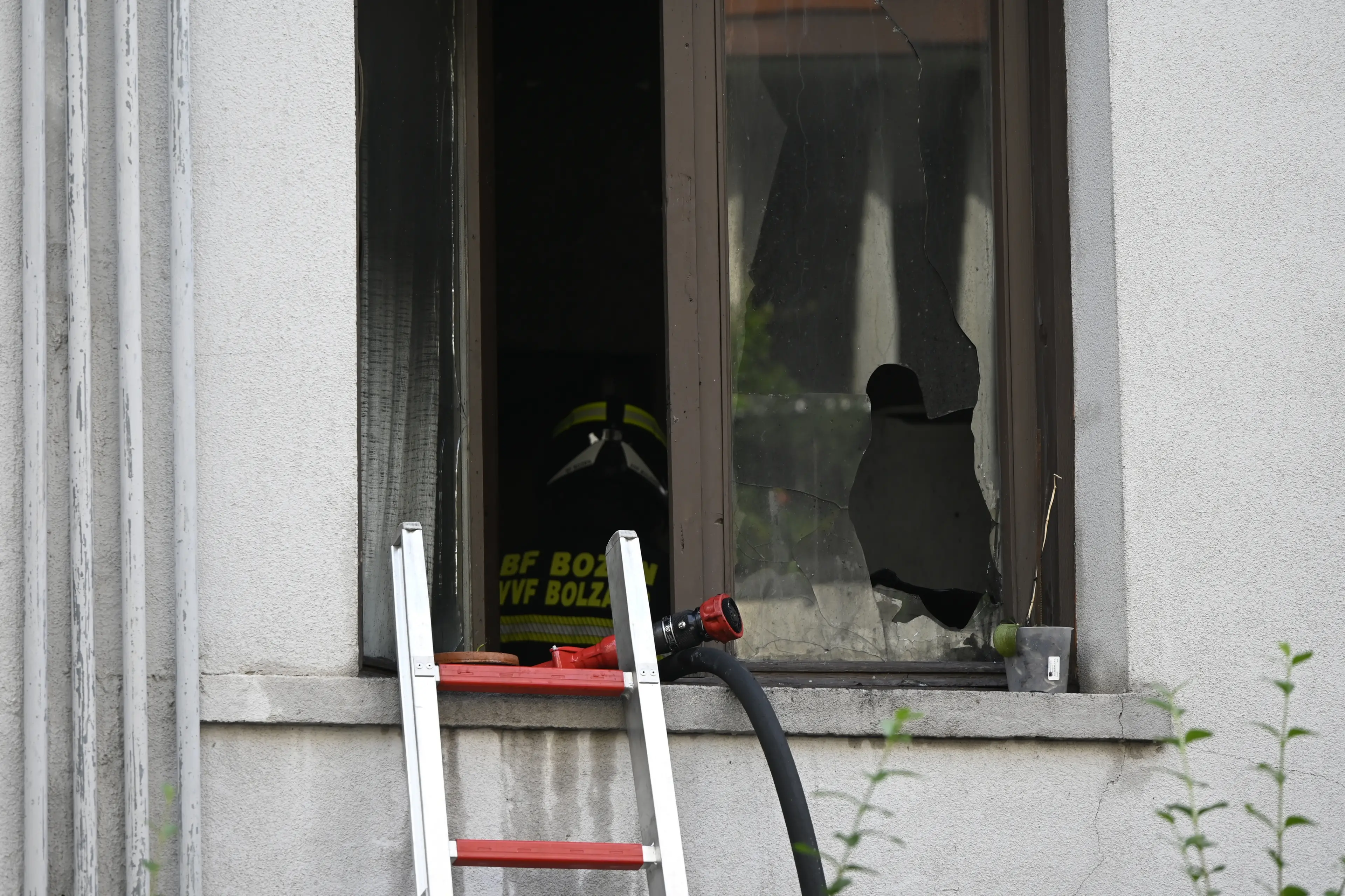 Bolzano, incendio in un appartamento in via Peter Mayr: a fuoco la cucina, famiglia salva