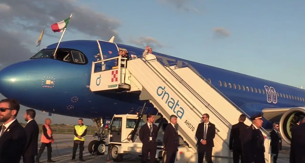Fiumicino, papa Leone parte per la Francia: rotta su Parigi Orly