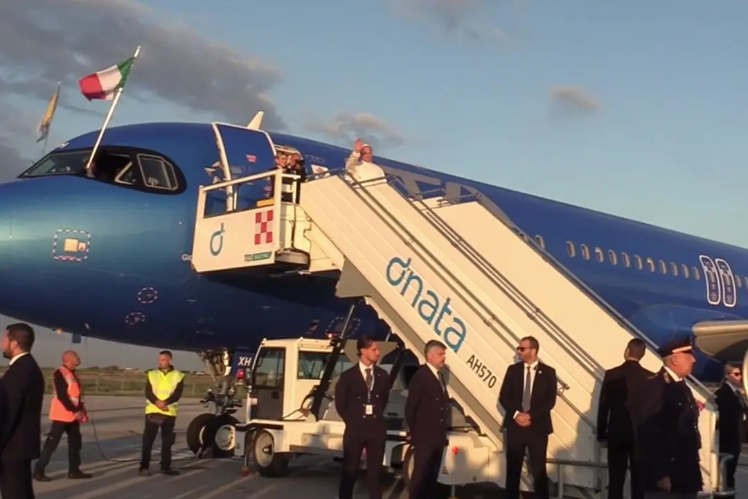 Fiumicino, papa Leone parte per la Francia: rotta su Parigi Orly