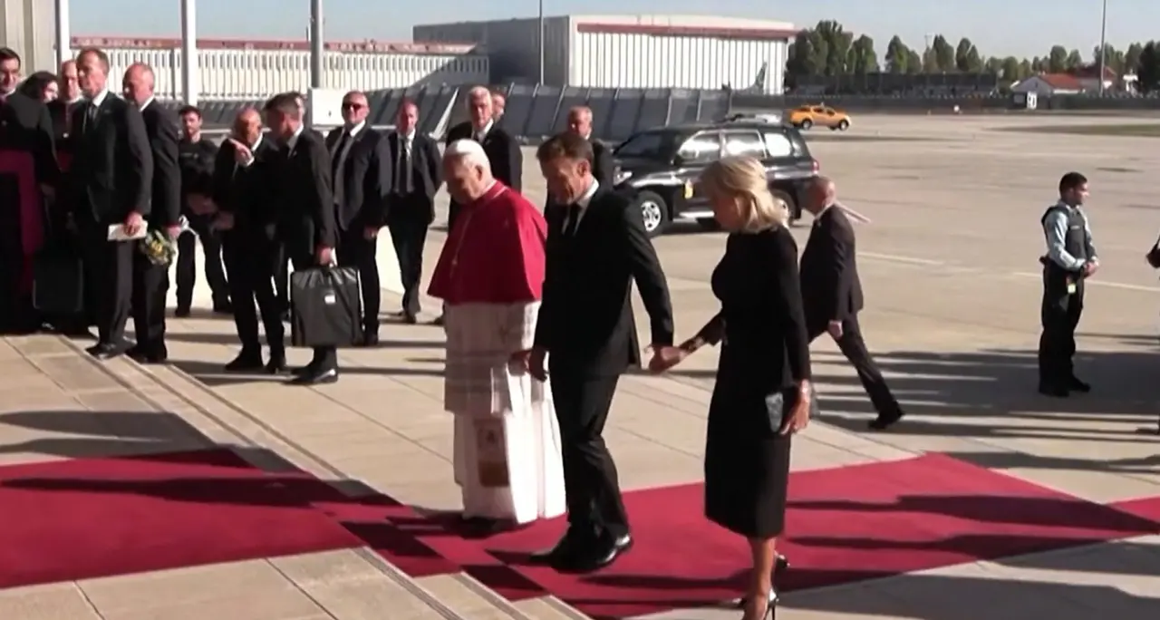 Papa Leone accolto a Parigi da Emmanuel e Brigitte Macron