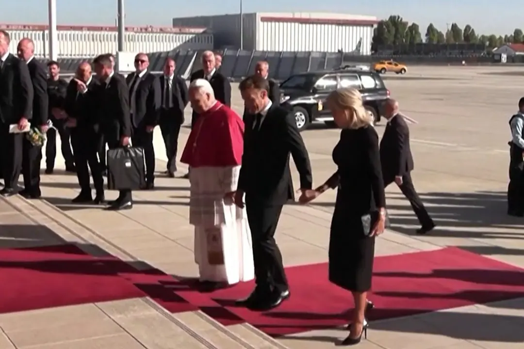 Papa Leone accolto a Parigi da Emmanuel e Brigitte Macron