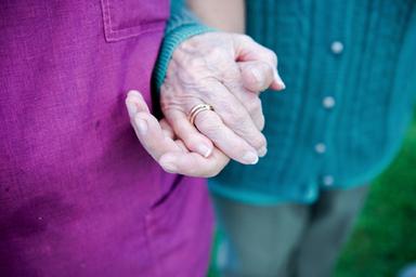 Assegno di cura, niente valutazione per gli over 70 con disabilità