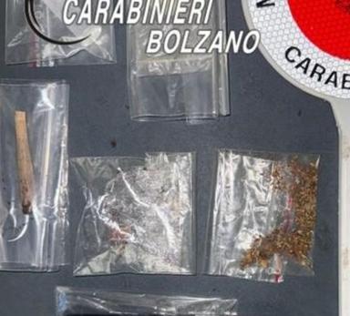 Salorno, in casa aveva eroina, hashish e marijuana: denunciato