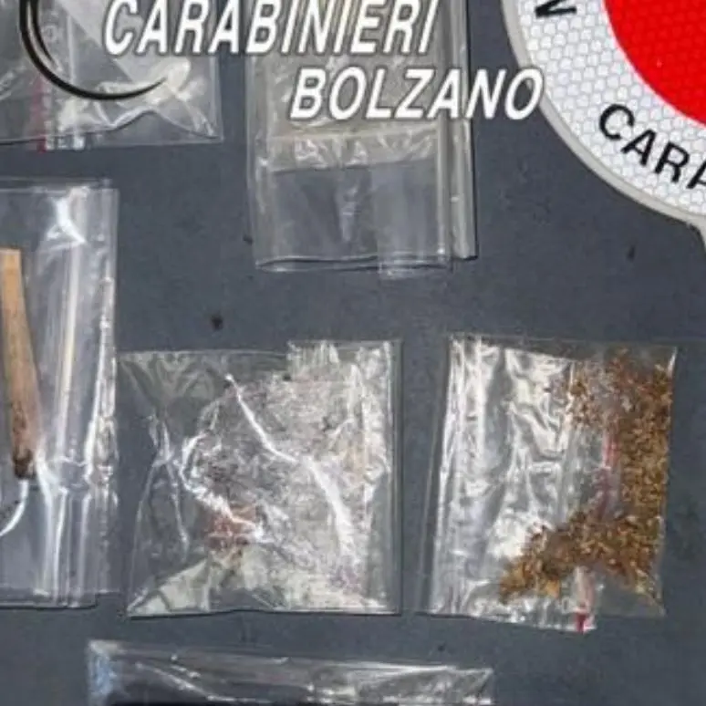 Salorno, in casa aveva eroina, hashish e marijuana: denunciato