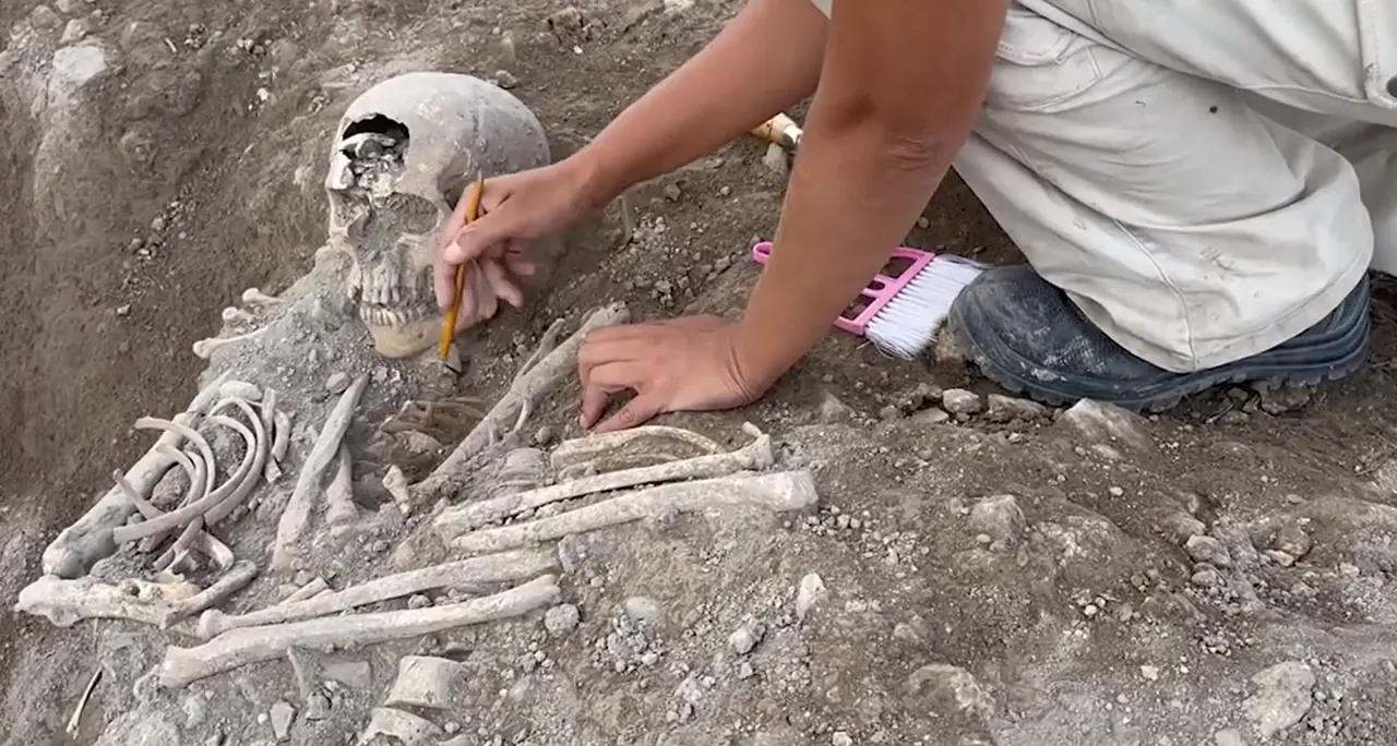Ritrovati resti medievali di una mamma con il bimbo nel Foggiano