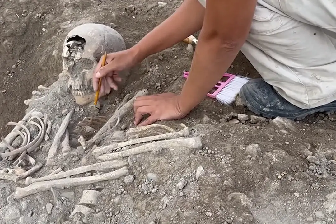 Ritrovati resti medievali di una mamma con il bimbo nel Foggiano