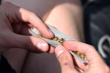 Hashish nascosto nelle parti intime: tre denunce e 128 persone controllate