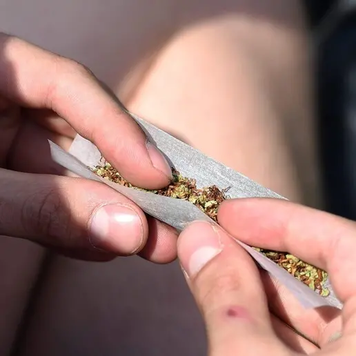 Hashish nascosto nelle parti intime: tre denunce e 128 persone controllate