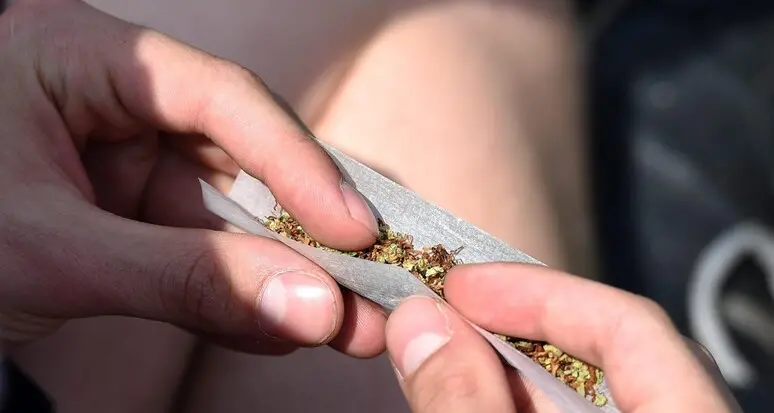 Hashish nascosto nelle parti intime: tre denunce e 128 persone controllate