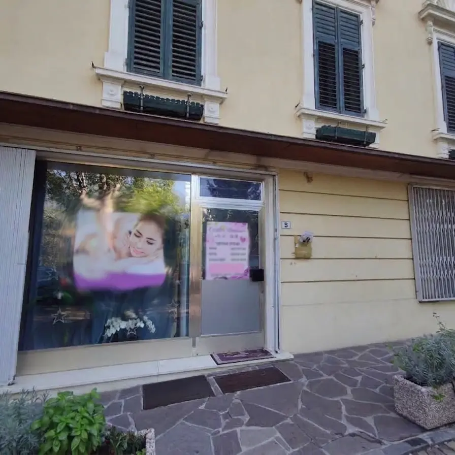 Fiamme nella notte a Merano, brucia un centro massaggi: indaga la polizia