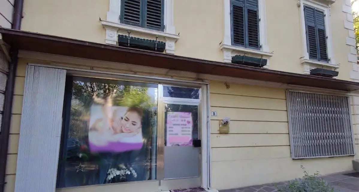 Fiamme nella notte a Merano, brucia un centro massaggi: indaga la polizia