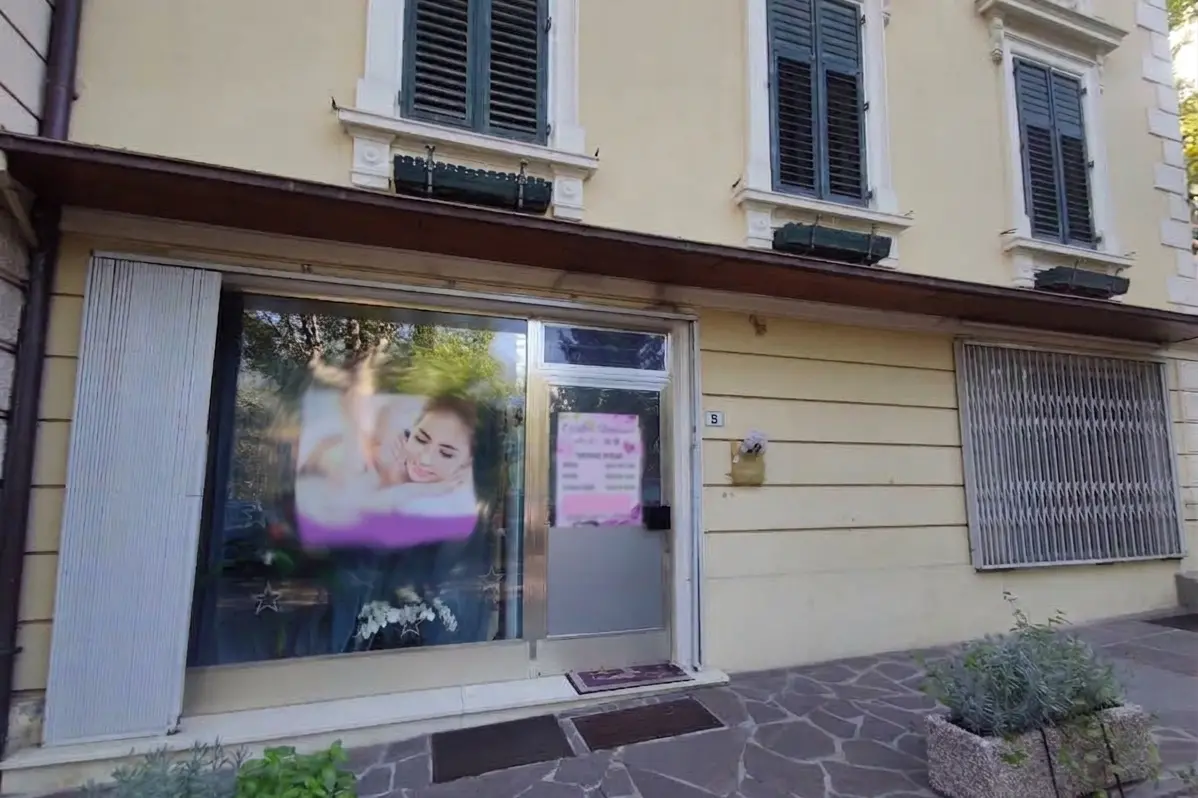 Fiamme nella notte a Merano, brucia un centro massaggi: indaga la polizia