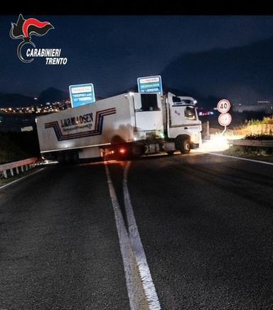Camion contromano sulla SS47: intervento decisivo dei carabinieri