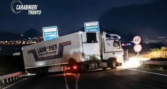 Camion contromano sulla SS47: intervento decisivo dei carabinieri