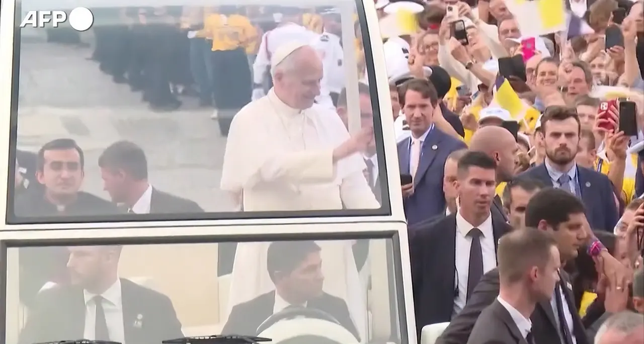 Una marea di fedeli a Parigi per il Papa, l'arrivo in Place de la Concorde