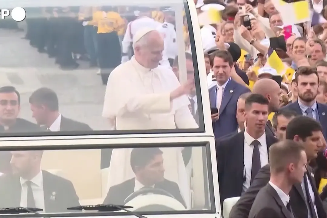Una marea di fedeli a Parigi per il Papa, l'arrivo in Place de la Concorde