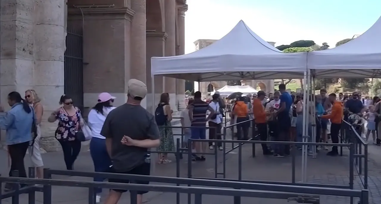 Riapre il Colosseo, un visitatore: \"Anch'io sono un operaio, capisco la gravità\"
