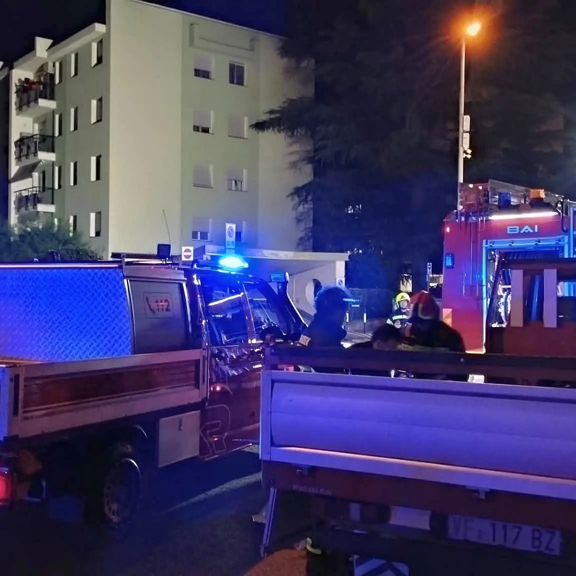 Incendio in un appartamento, il proprietario fugge in pigiama