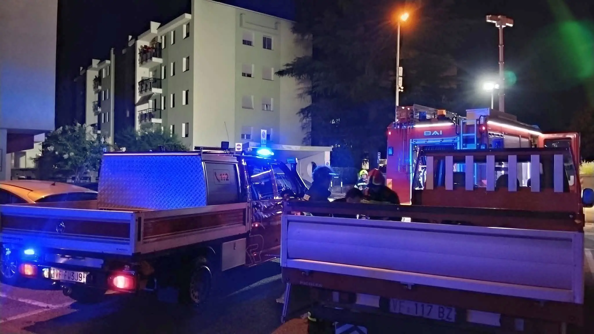 Incendio in un appartamento, il proprietario fugge in pigiama