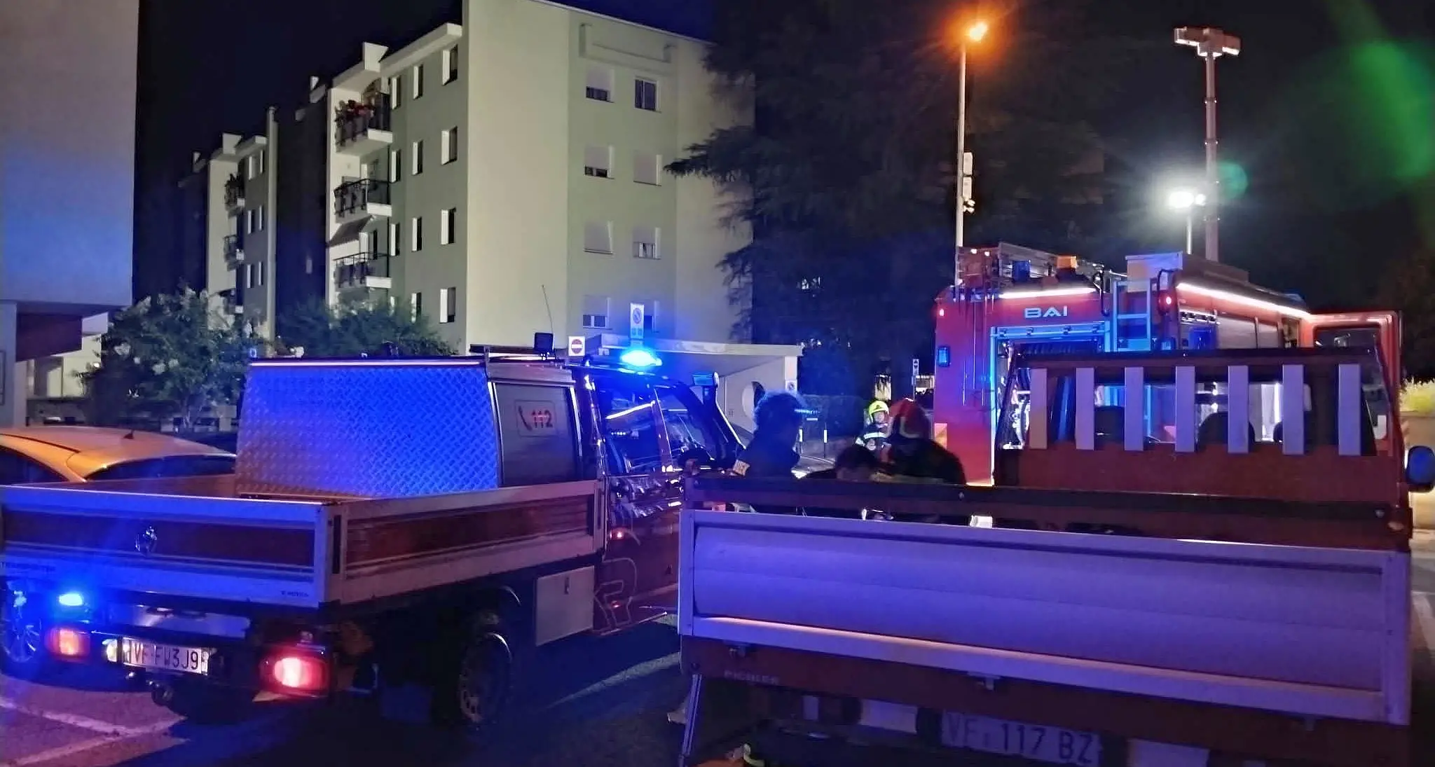 Incendio in un appartamento, il proprietario fugge in pigiama