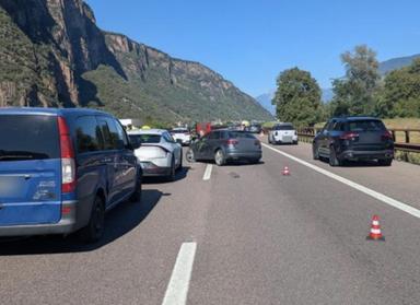 Incidente sulla A22 a Vadena, coinvolti sei mezzi: due feriti e traffico in tilt