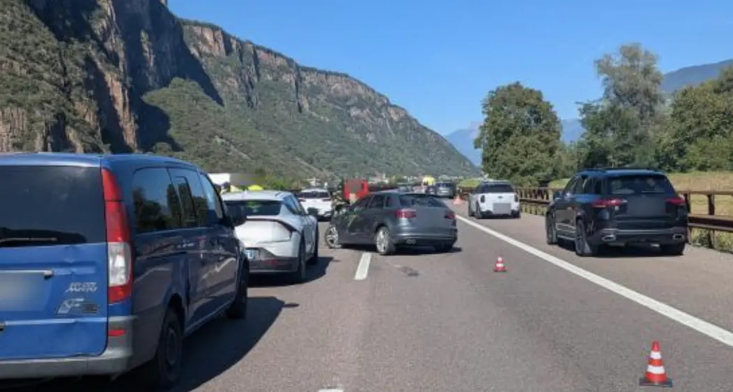 Incidente sulla A22 a Vadena, coinvolti sei mezzi: due feriti e traffico in tilt