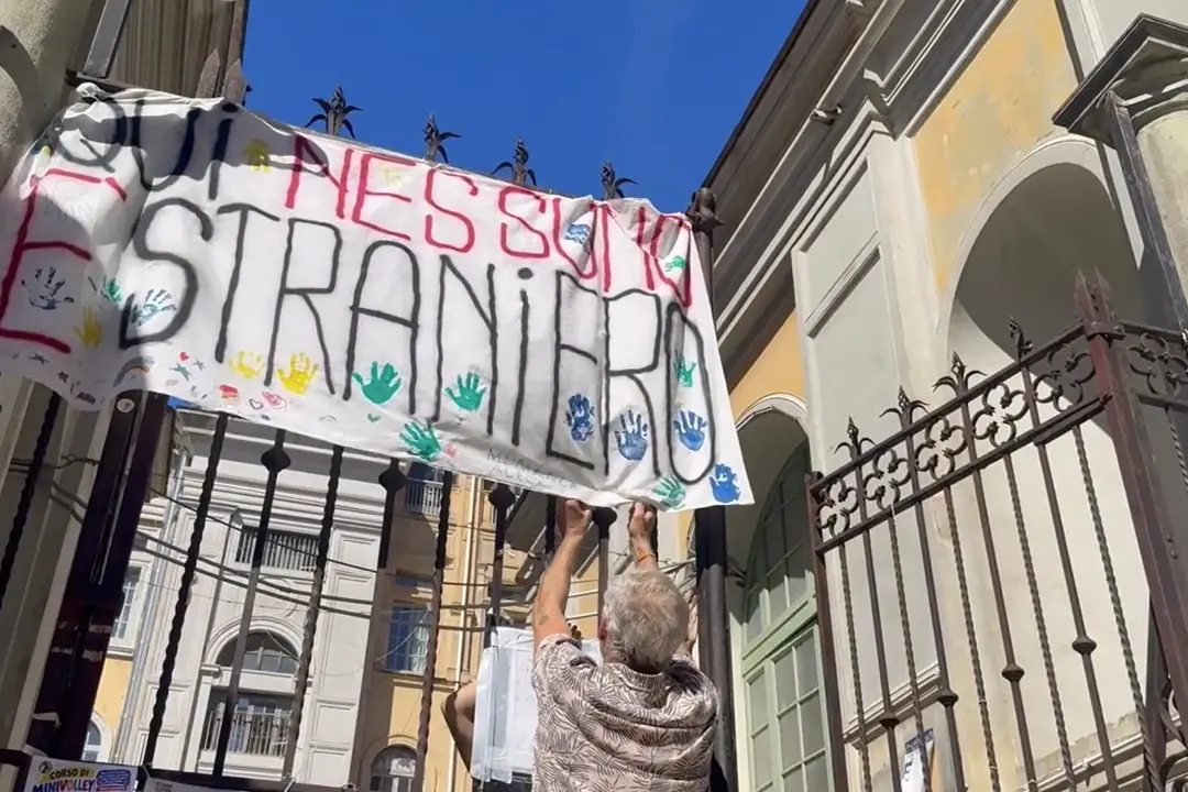 Roma, lo striscione fuori da una scuola elementare: \"Qui nessuno è straniero\"