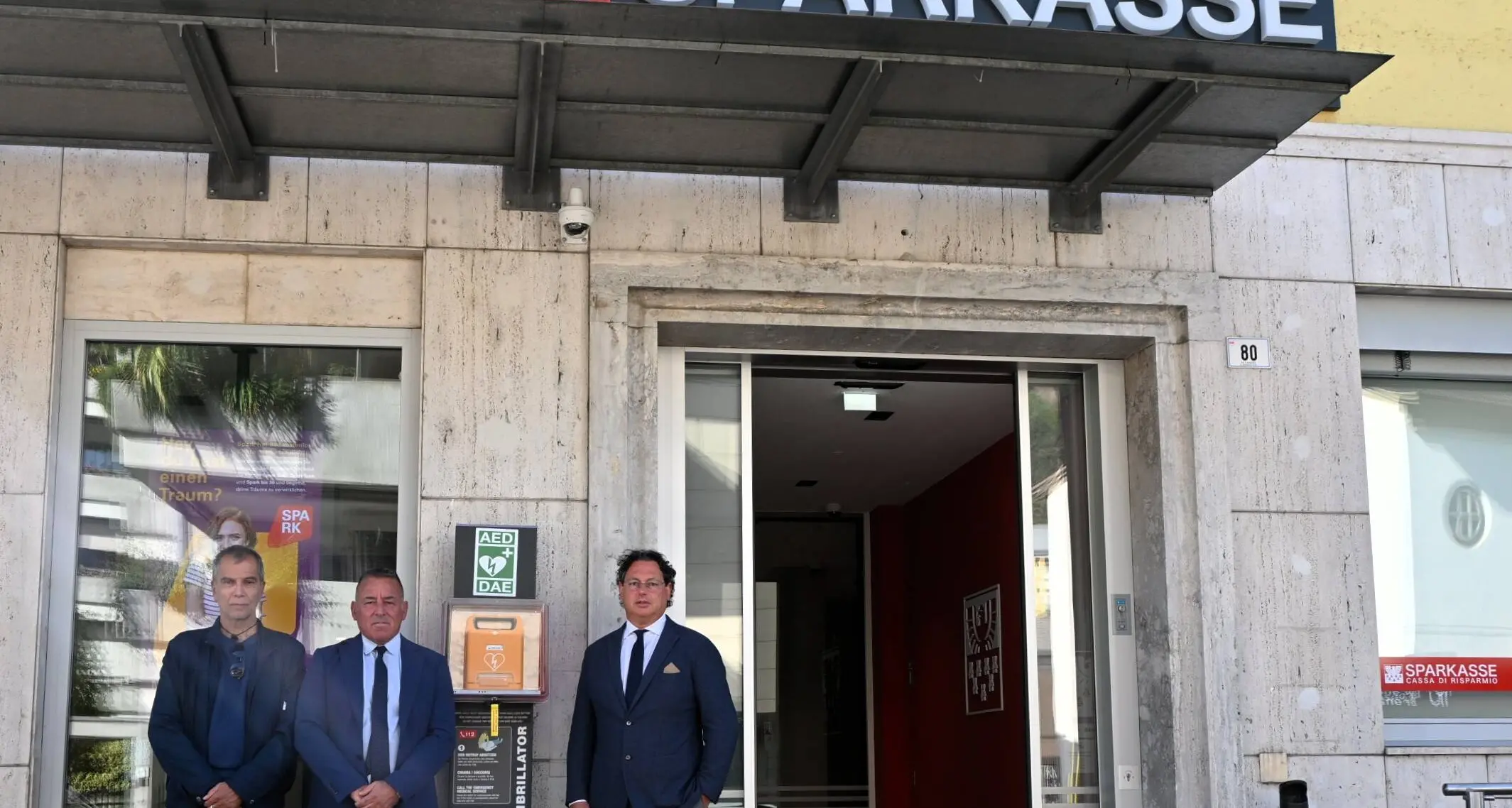 Bolzano, tre nuovi defibrillatori in città: installati davanti alle filiali Sparkasse