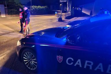 Ora, infrange i finestrini di quattro auto e rovista negli abitacoli: arrestato con un coltello