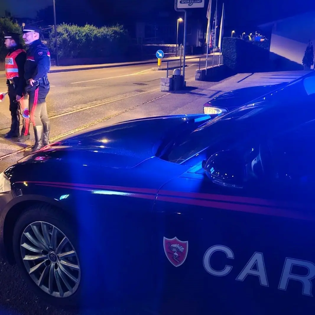 Ora, infrange i finestrini di quattro auto e rovista negli abitacoli: arrestato con un coltello