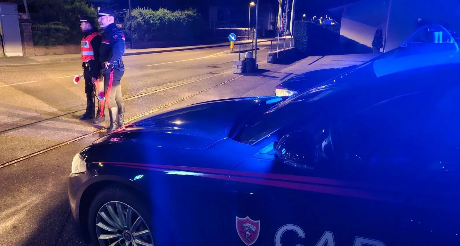 Ora, infrange i finestrini di quattro auto e rovista negli abitacoli: arrestato con un coltello