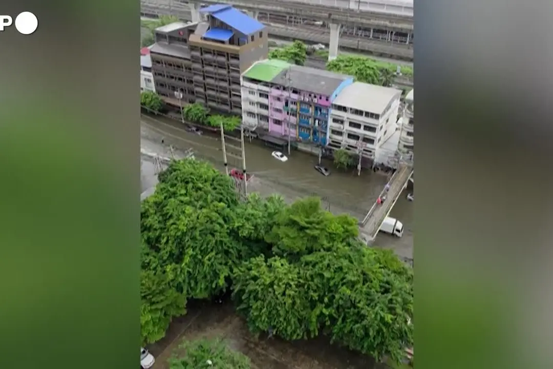 Bangkok sommersa, su una moto d'acqua sfreccia nelle strade allagate