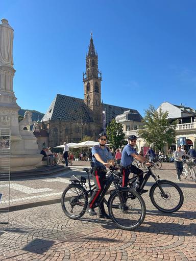 Bolzano in bici, anche i carabinieri pattugliano la città in e-bike