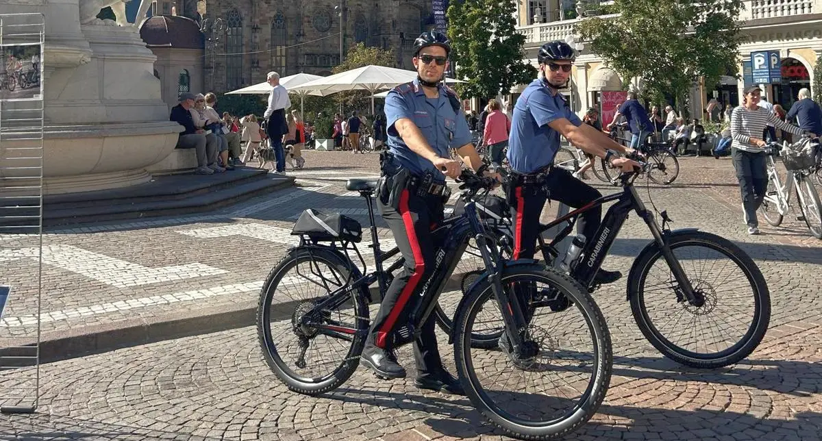 Bolzano in bici, anche i carabinieri pattugliano la città in e-bike