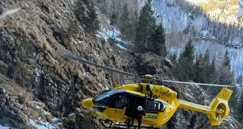 Piz Boè, imboccano la ferrata Piazzetta al contrario: due escursionisti recuperati in elicottero