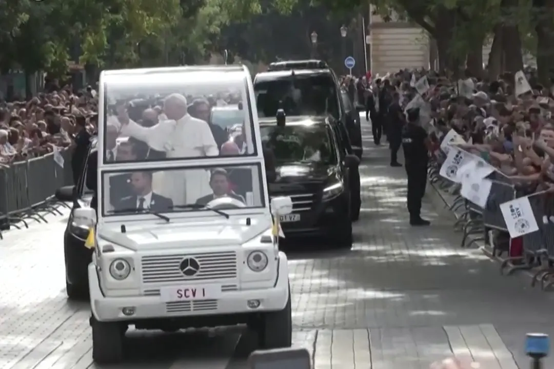 Francia, Leone in papamobile per le strade di Metz