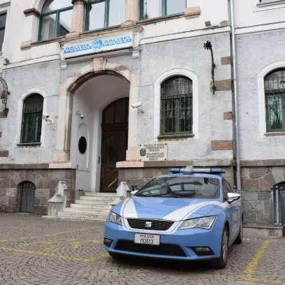 Merano, tenta di rubare una bici e fugge dalla polizia: arrestato