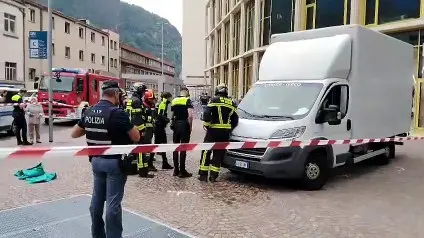 Bambina di 5 anni investita da un furgone, morta all'ospedale: i rilievi della Locale